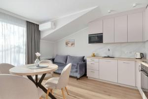 Stylowe Apartamenty 100 m od Plaży z Parkingiem i Balkonem by Noclegi Renters