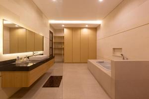 3 BR Tropical villa in canggu kayutulang - PROMO