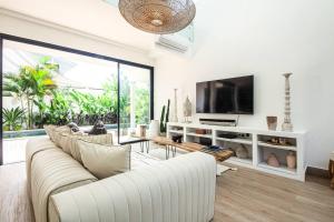 Fabulous 3 Br Villa enclosed liv to Berawa Beach
