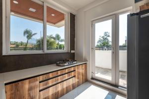 ELIVAAS White House 4-BHK Villa with Panoramic Hill Views, Glass Room, Outdoor Pool & Dam nearby