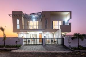 ELIVAAS White House 4-BHK Villa with Panoramic Hill Views, Glass Room, Outdoor Pool & Dam nearby