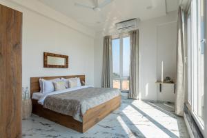 ELIVAAS White House 4-BHK Villa with Panoramic Hill Views, Glass Room, Outdoor Pool & Dam nearby