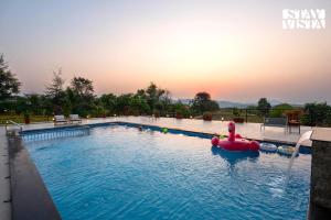 StayVista at Sasha Farms in Roha with Pool, WiFi