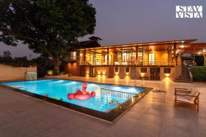 StayVista at Sasha Farms in Roha with Pool, WiFi