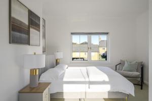 Luxurious 3 Bed House, Free Parking, with SKY TV