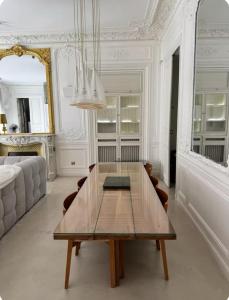 Appartement de 220 m2 à 50 m des Champs-elysees