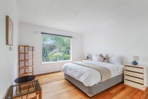 Bayside Cottage - Leafy Stay near Rye Beach and Dining