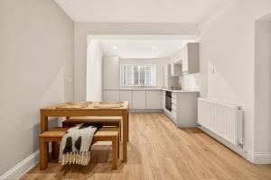 Modern 2 Bedroom Apartments - City Centre Location, Free WiFi, Free Parking, Spacious Accommodation, Comfort and Style, Freshly Rennovated