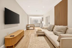 Modern 2 Bedroom Apartments - City Centre Location, Free WiFi, Free Parking, Spacious Accommodation, Comfort and Style, Freshly Rennovated