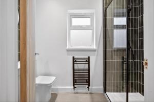 Modern 2 Bedroom Apartments - City Centre Location, Free WiFi, Free Parking, Spacious Accommodation, Comfort and Style, Freshly Rennovated