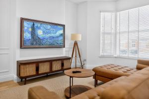 Modern 2 Bedroom Apartments - City Centre Location, Free WiFi, Free Parking, Spacious Accommodation, Comfort and Style, Freshly Rennovated