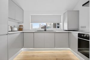 Modern 2 Bedroom Apartments - City Centre Location, Free WiFi, Free Parking, Spacious Accommodation, Comfort and Style, Freshly Rennovated