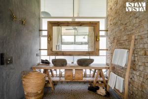 StayVista at The Ray with Mountain Views, BBQ, AC