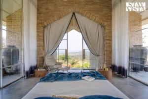 StayVista at The Ray with Mountain Views, BBQ, AC