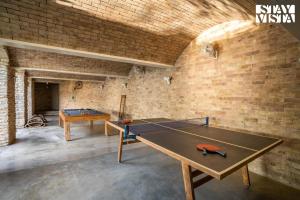 StayVista at The Ray with Mountain Views, BBQ, AC