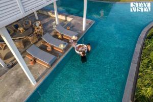 StayVista at The Ray with Mountain Views, BBQ, AC