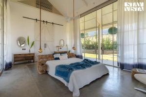 StayVista at The Ray with Mountain Views, BBQ, AC