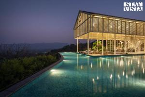 StayVista at The Ray with Mountain Views, BBQ, AC