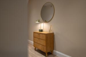 Modern 2 Bedroom Apartments - City Centre Location, Free WiFi, Free Parking, Spacious Accommodation, Comfort and Style, Freshly Rennovated