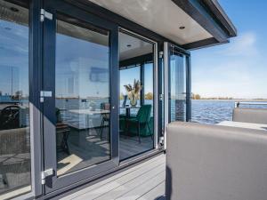 Houseboat Plus Uitgeest