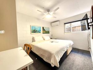 Aloha Bayside Private king guest room 8 with free parking