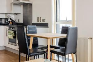 Stylish 2BR Gem with Balcony, 5 min Stratford Station