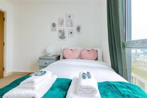 Stylish 2BR Gem with Balcony, 5 min Stratford Station