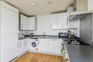 Stylish 2BR Gem with Balcony, 5 min Stratford Station