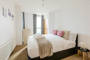 Stylish 2BR Gem with Balcony, 5 min Stratford Station