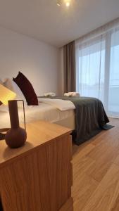 Modern 2BDR Apartment - Business Zone - Free Garage Parking