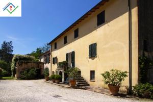 Il Palazzaccio con Piscina a Lucca by TuscanyWeGo