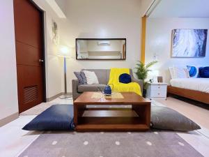 BGC 1BR, Steps to Mitsukoshi & Uptown Malls, 300Mbps Fiber 15J
