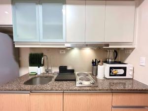 BGC 1BR, Steps to Mitsukoshi & Uptown Malls, 300Mbps Fiber 15J