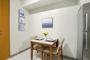 BGC 1BR, Steps to Mitsukoshi & Uptown Malls, 300Mbps Fiber 15J