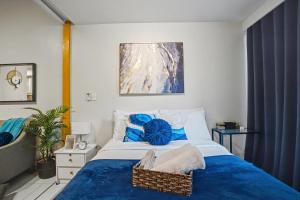 BGC 1BR, Steps to Mitsukoshi & Uptown Malls, 300Mbps Fiber 15J