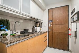 BGC 1BR, Steps to Mitsukoshi & Uptown Malls, 300Mbps Fiber 15J