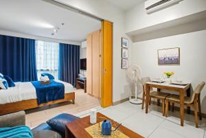 BGC 1BR, Steps to Mitsukoshi & Uptown Malls, 300Mbps Fiber 15J