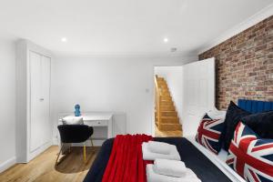 Trendy Split Level Apartment Shepherd Bush And Garden