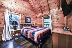 Mountain Cabin with Hot Tub, Pool Table & Fire Pit