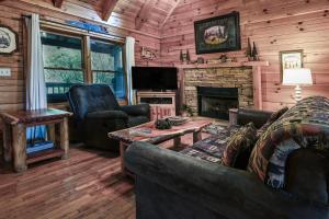 Mountain Cabin with Hot Tub, Pool Table & Fire Pit