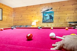 Mountain Cabin with Hot Tub, Pool Table & Fire Pit