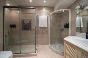 Coral Three-Bedroom Apartments with Sea View and Balcony