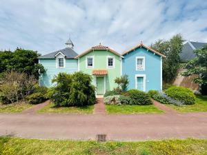 "MOULIN VERT RIVAGE" Maison, 6 personnes, au coeur du golf, village vacances, accès piscines gratuit