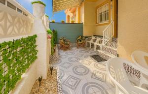 Three Bedroom Cozy Apartment In Torrevieja