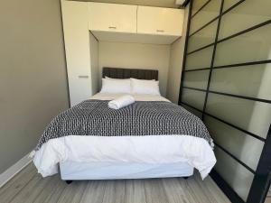 Bright Two Bedroom Apt with Stunning City and Mountain Views