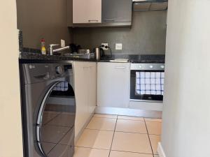 Bright Two Bedroom Apt with Stunning City and Mountain Views