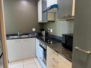 Bright Two Bedroom Apt with Stunning City and Mountain Views