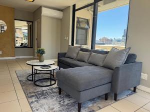 Bright Two Bedroom Apt with Stunning City and Mountain Views