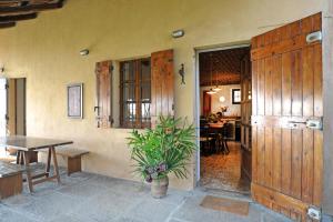 Ca`Becca Bioglio- Il portico sulla valle