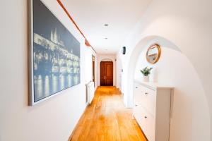 Huge 4 Rooms Charles Bridge Apartment